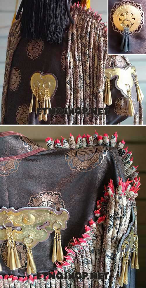 На спине и рукавах шаманского костюма 108 змей «могой».