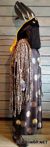 Подол костюма шамана является вместилищем хтонических существ, обитателей нижнего мира. 