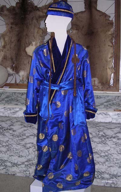 Традиционный бурятский атласный распашной халат - тэрлиг. Подобные халаты носят бурятские шаманы
