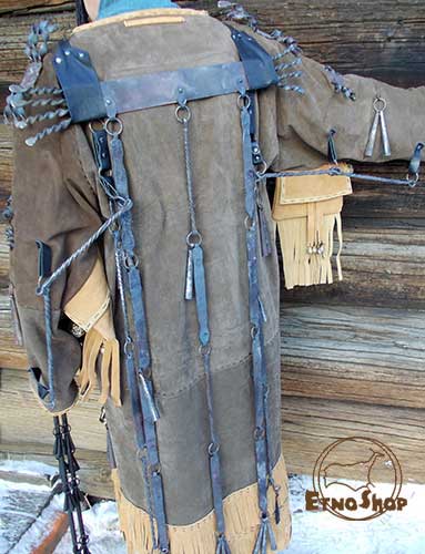 На спине шаманского костюма толстая железная пластина архалан (эргивлен или арын хамгаалалт) с когтями духа-помощника. 